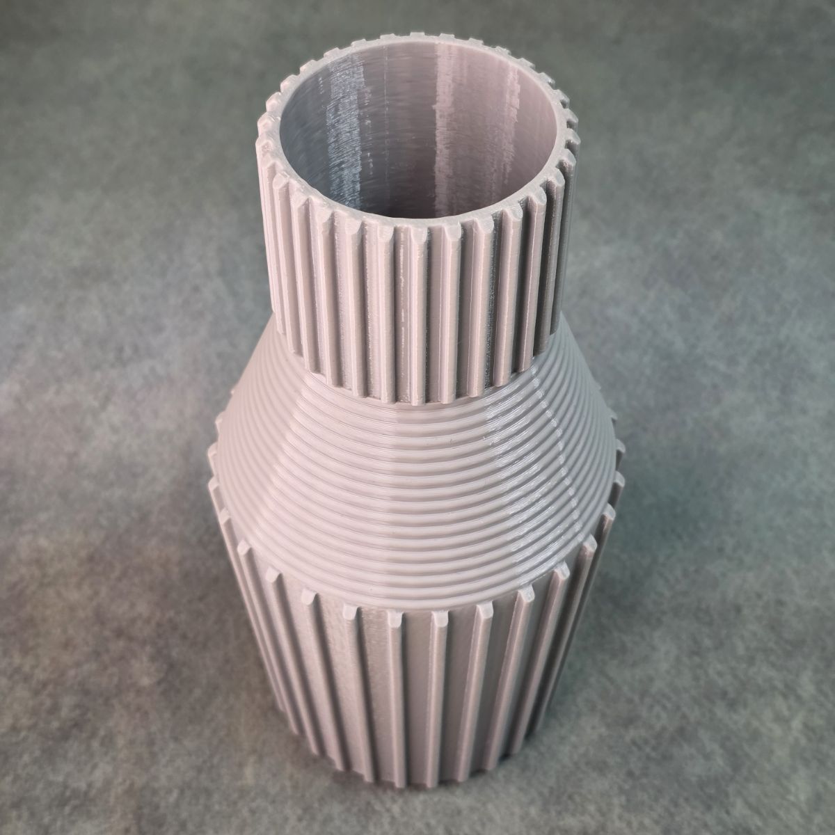 Elegant Tall Ribbed Flower Vase – Modern Minimal Home Decor