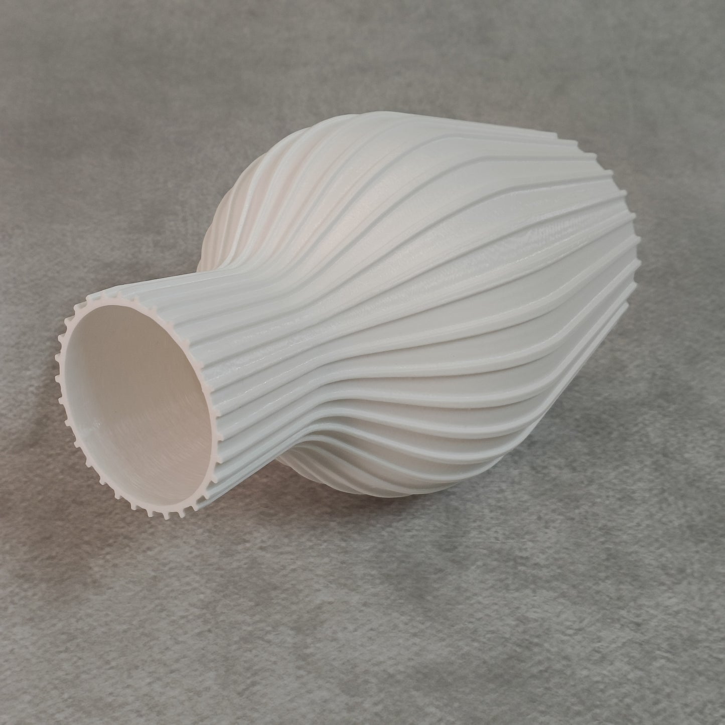 Elegant Curved White Flower Vase – Tall Decorative Pot for Home & Office Décor