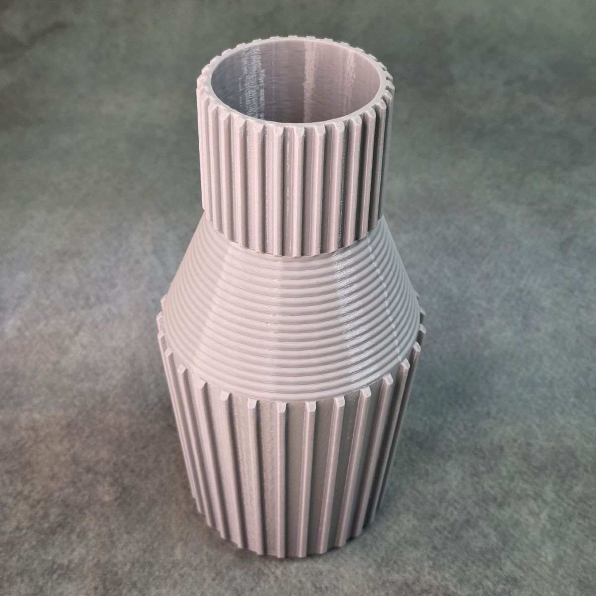 Elegant Tall Ribbed Flower Vase – Modern Minimal Home Decor