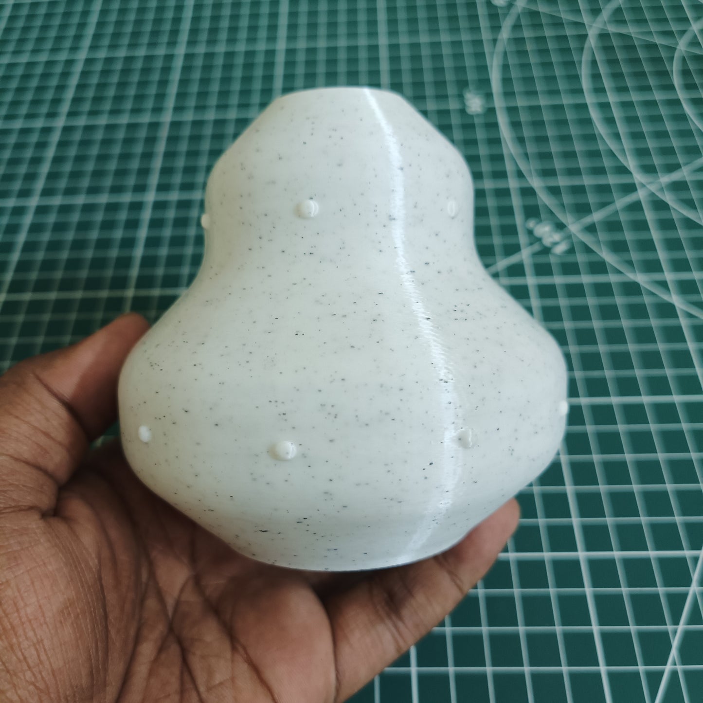 Curved Pebble-Contour Flower Vase – Modern Organic 3D Printed Planter