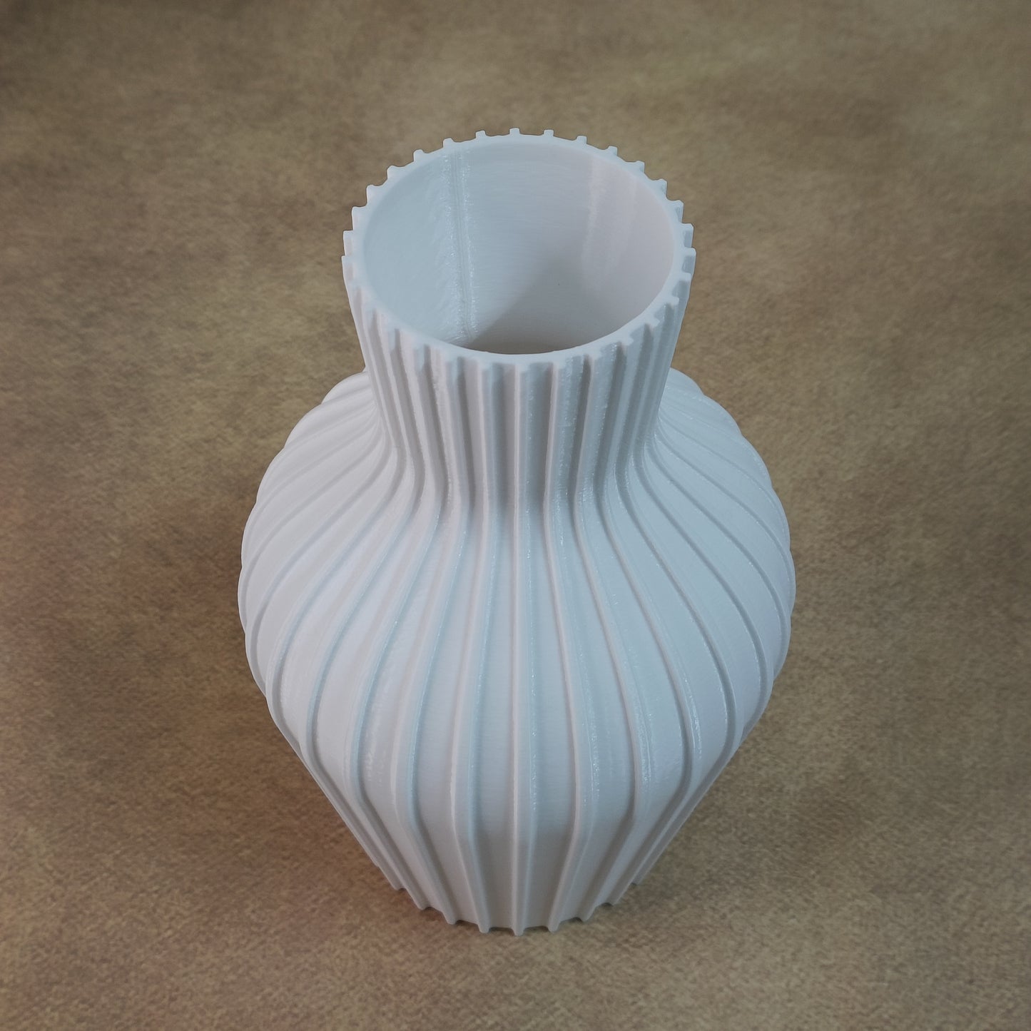 Elegant Curved White Flower Vase – Tall Decorative Pot for Home & Office Décor